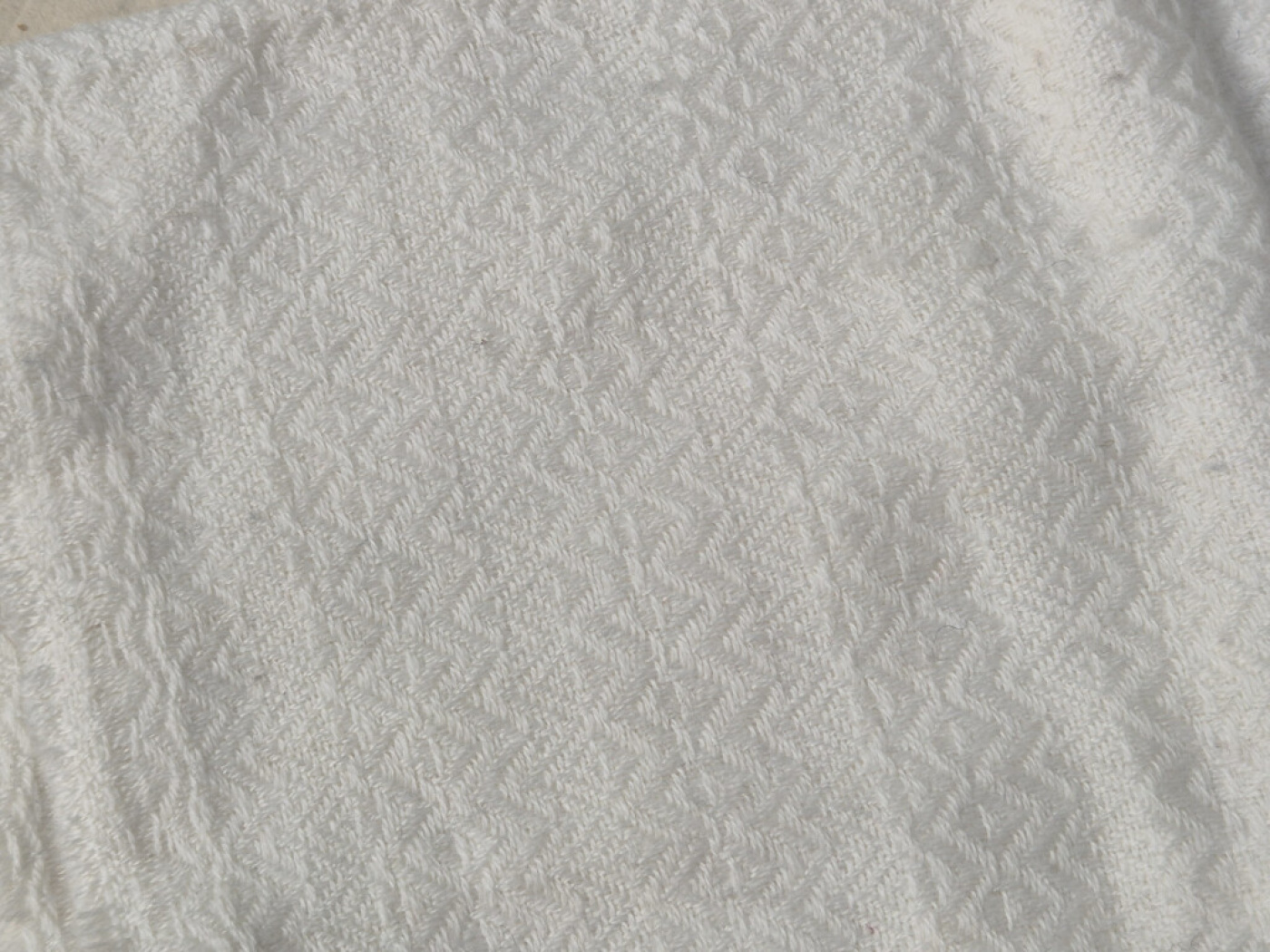 Handgewebter Kaschmir-Schal | Naturweiß mit geometrischem Jacquardmuster | LWH