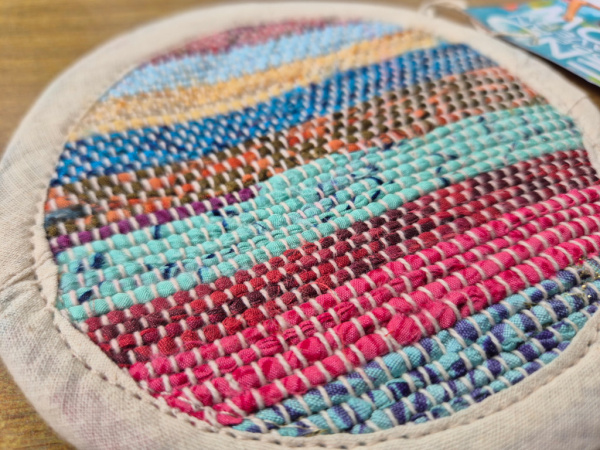 Untersetzer aus recycelten Saris & Baumwolle – handgefertigt von Local Women’s Handicrafts in Nepal