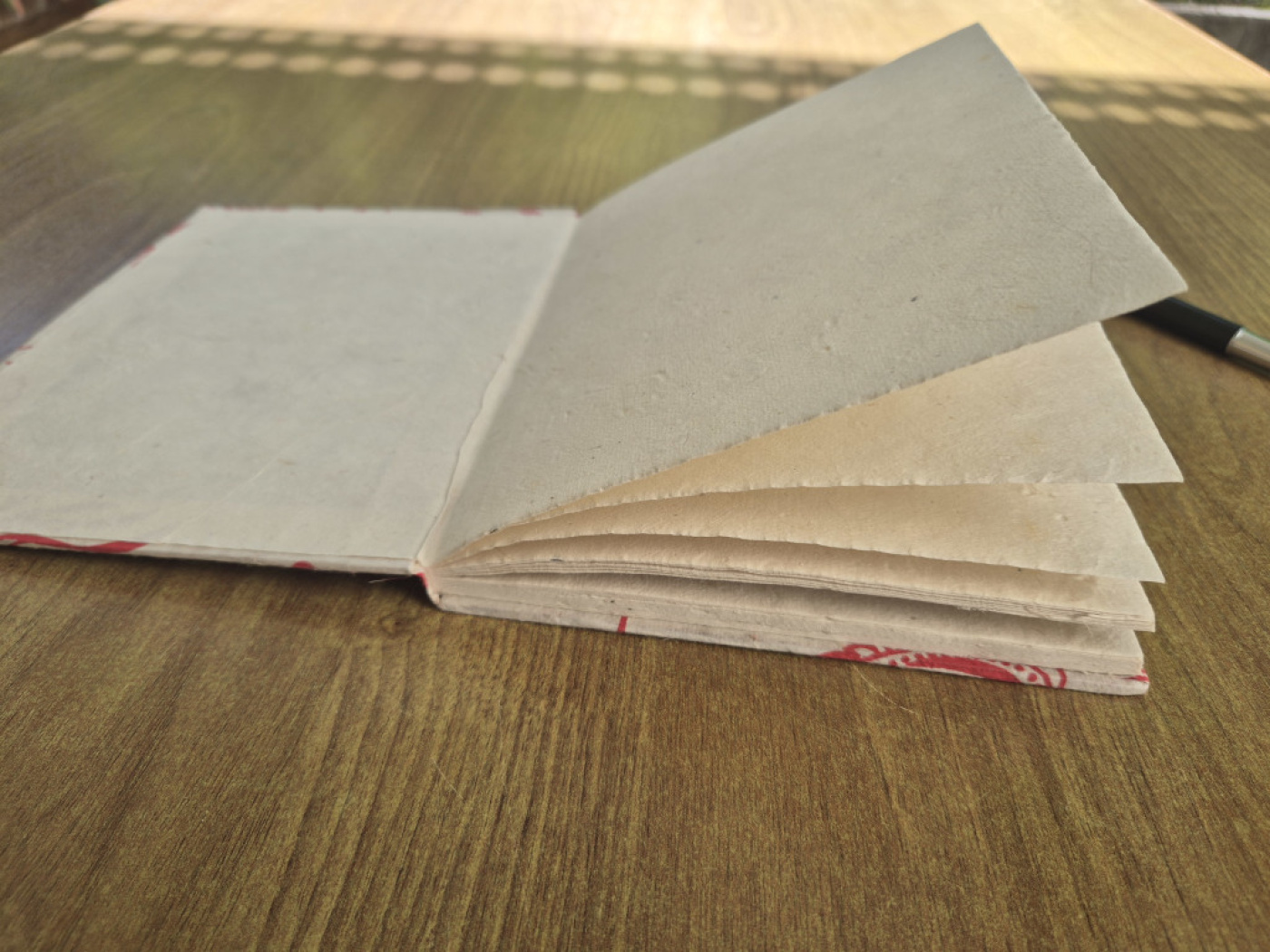Blanko Innenseiten aus traditionellem nepalesischem Lokta-Papier