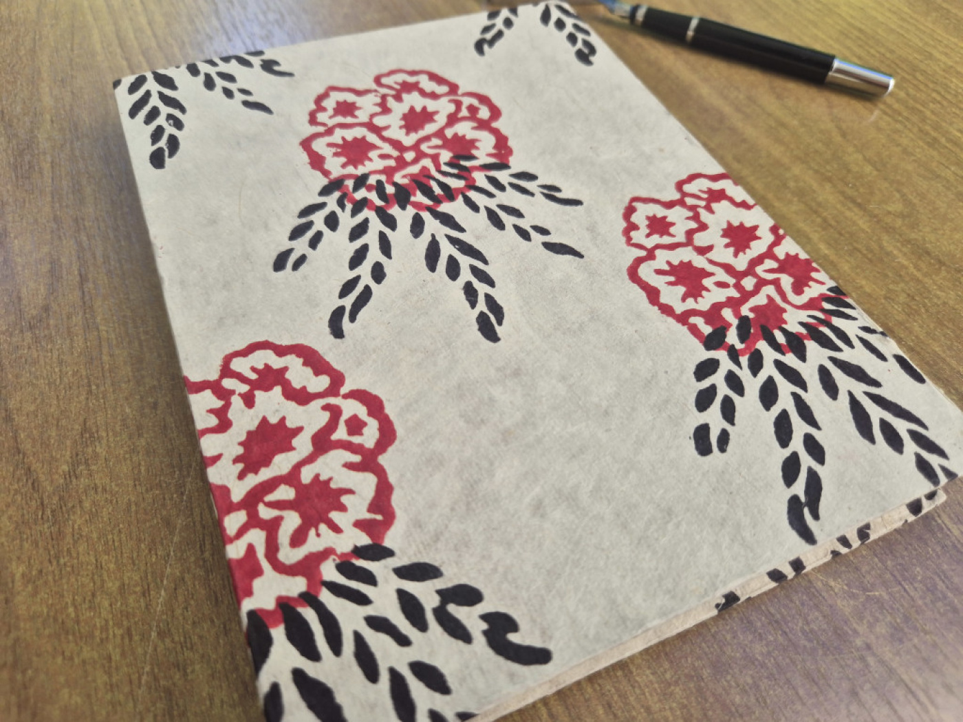 Handgefertigtes Lokta-Notizbuch mit Rhododendron-Motiv aus Nepal