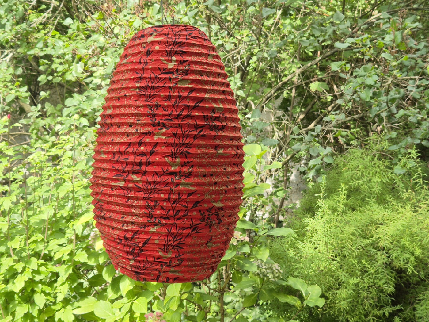 Ovaler Lokta Lampenschirm in Rot mit Blumenmuster, handgefertigt in Nepal