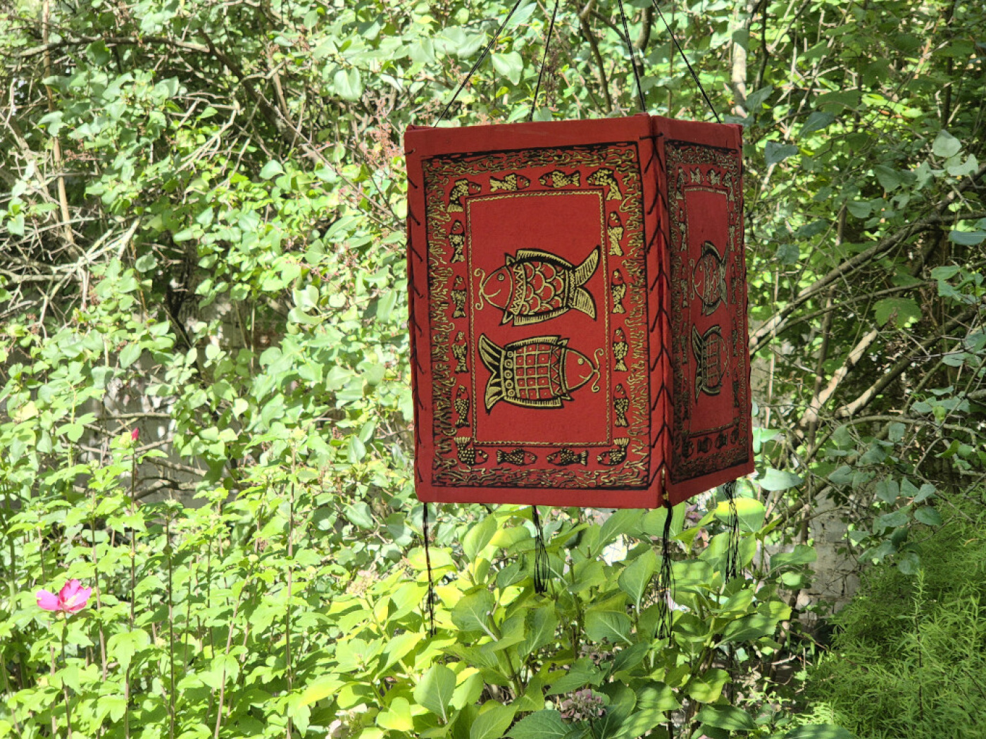 Roter Lokta Lampenschirm mit Fischmotiven, handgefertigt in Nepal