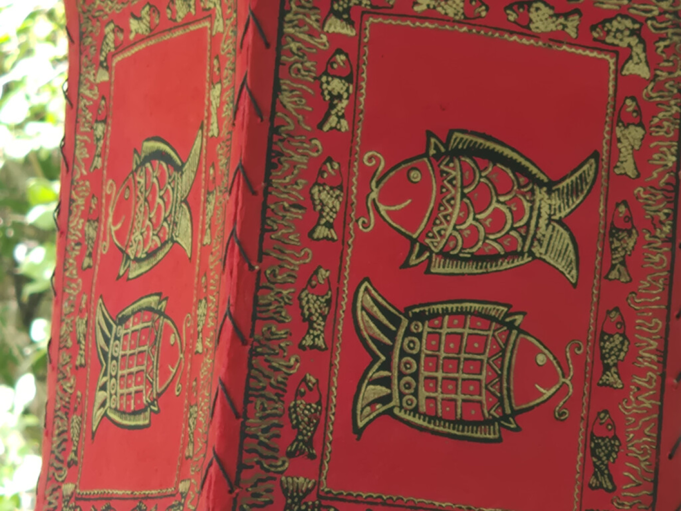 Roter Lokta Lampenschirm mit Fischmotiven, handgefertigt in Nepal