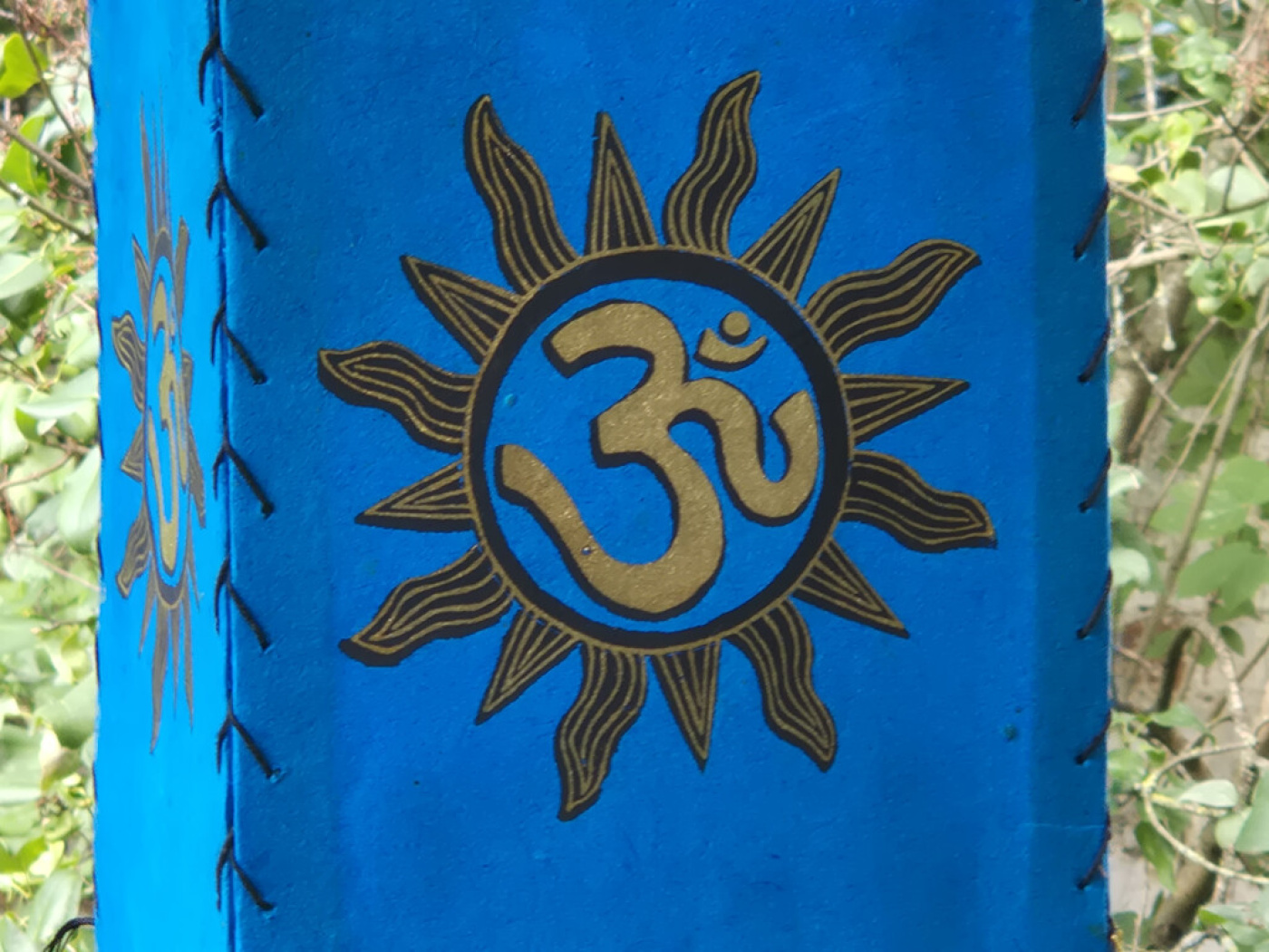 Blauer Lokta Lampenschirm mit Om und Sonnenmotiv, handgefertigt in Nepal