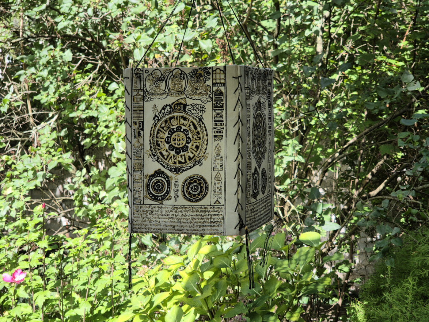 Handgefertigter Lokta Lampenschirm mit tibetischer Symbolik aus Nepal