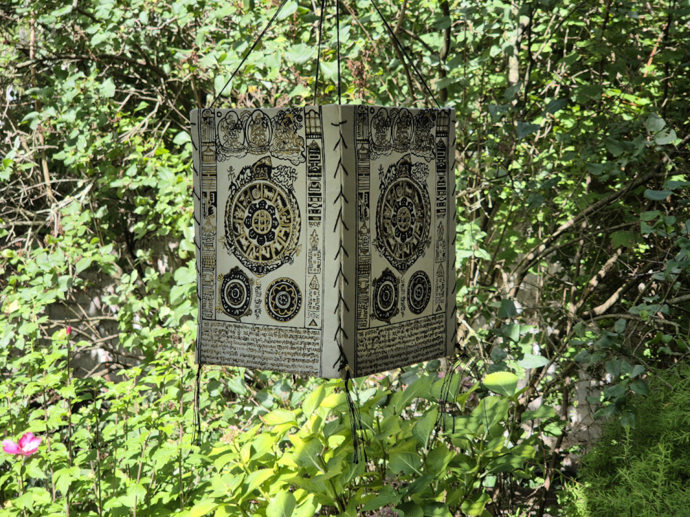 Handgefertigter Lokta Lampenschirm mit tibetischer Symbolik aus Nepal