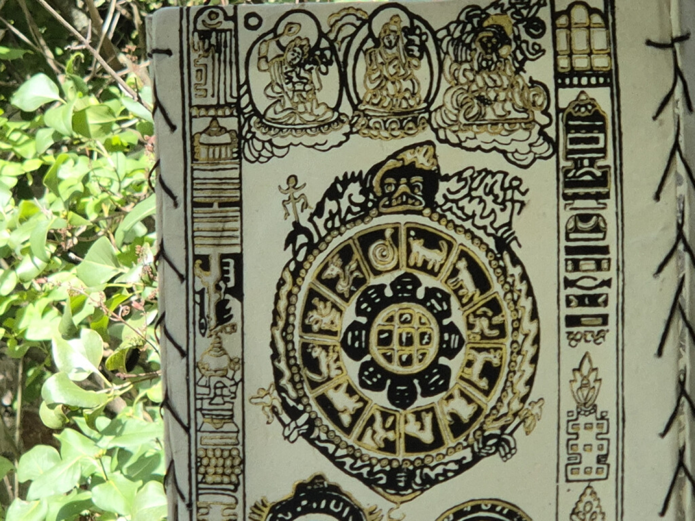 Handgefertigter Lokta Lampenschirm mit tibetischer Symbolik aus Nepal