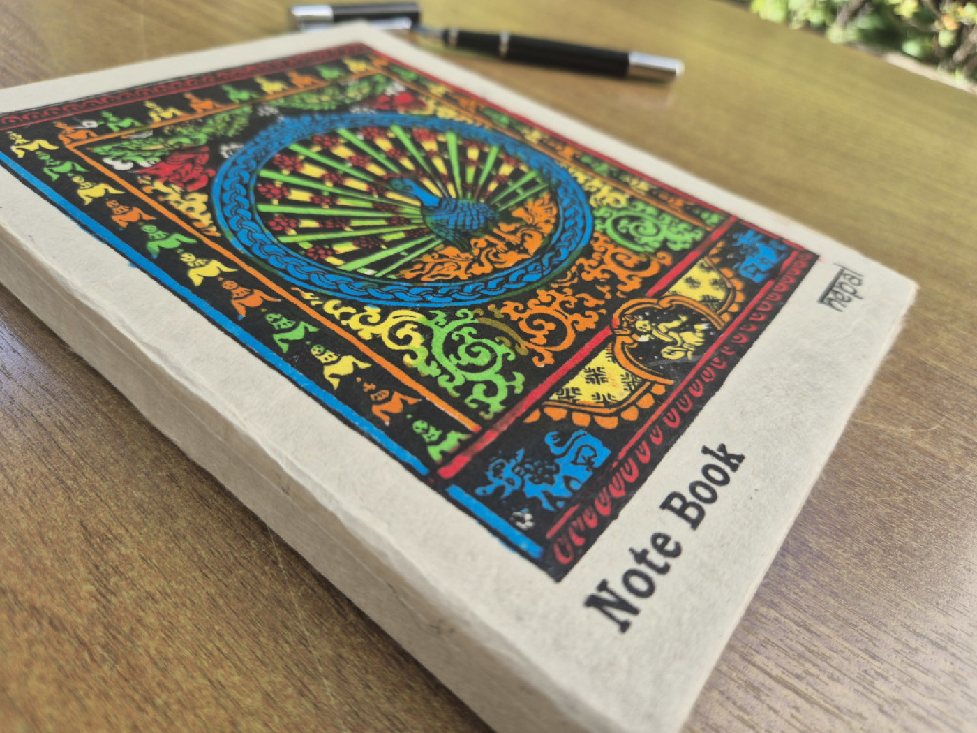 Handgefertigtes Lokta-Notizbuch mit farbenprächtigem Pfauen-Mandala aus Nepal