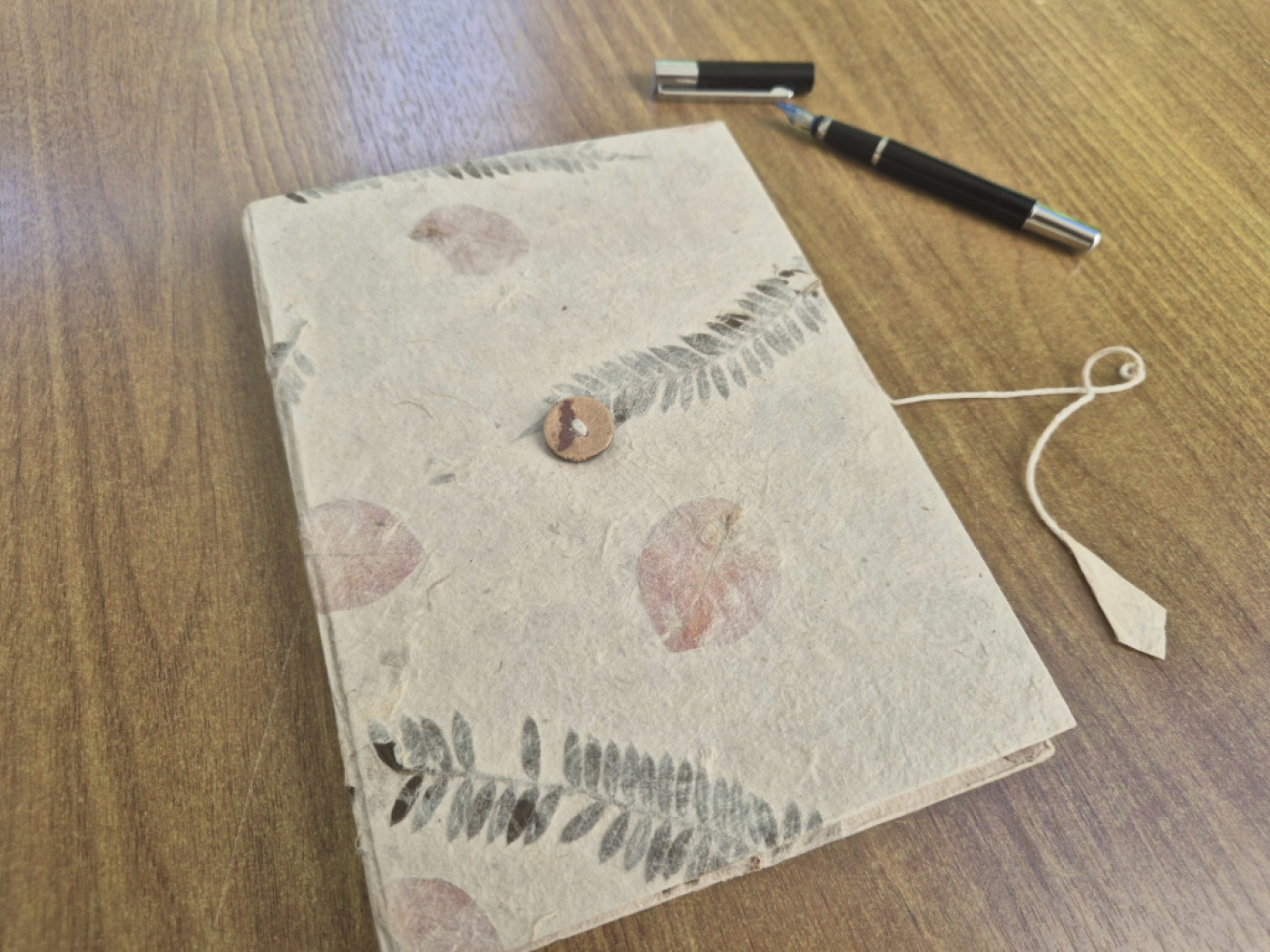 Handgefertigtes Lokta-Notizbuch im Naturdesign mit Knopfverschluss