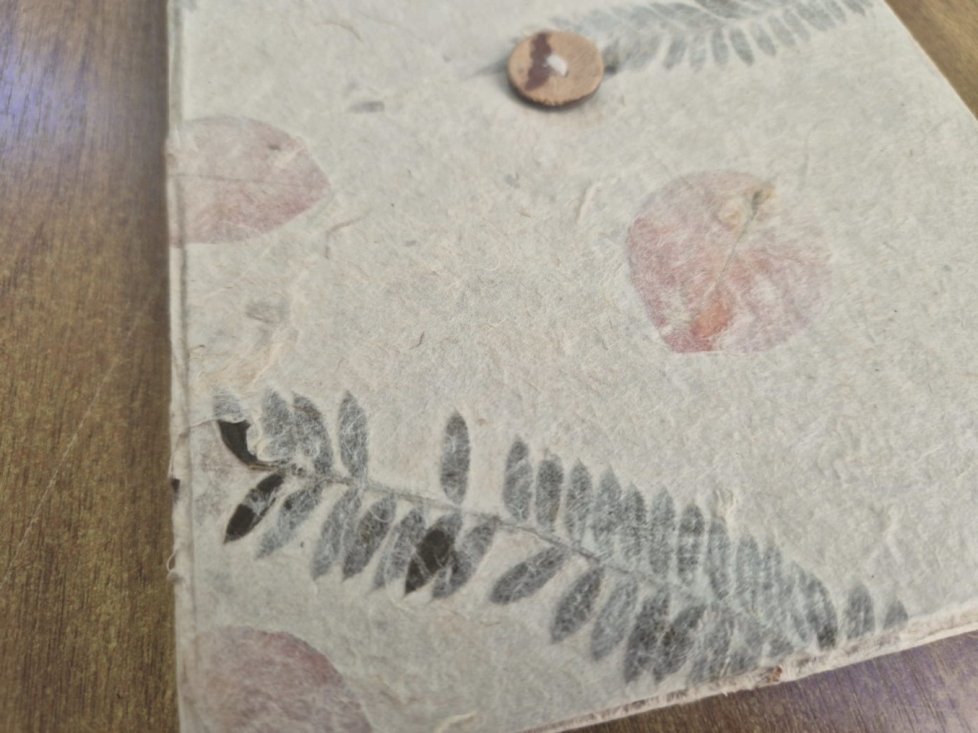 Handgefertigtes Lokta-Notizbuch im Naturdesign mit Knopfverschluss