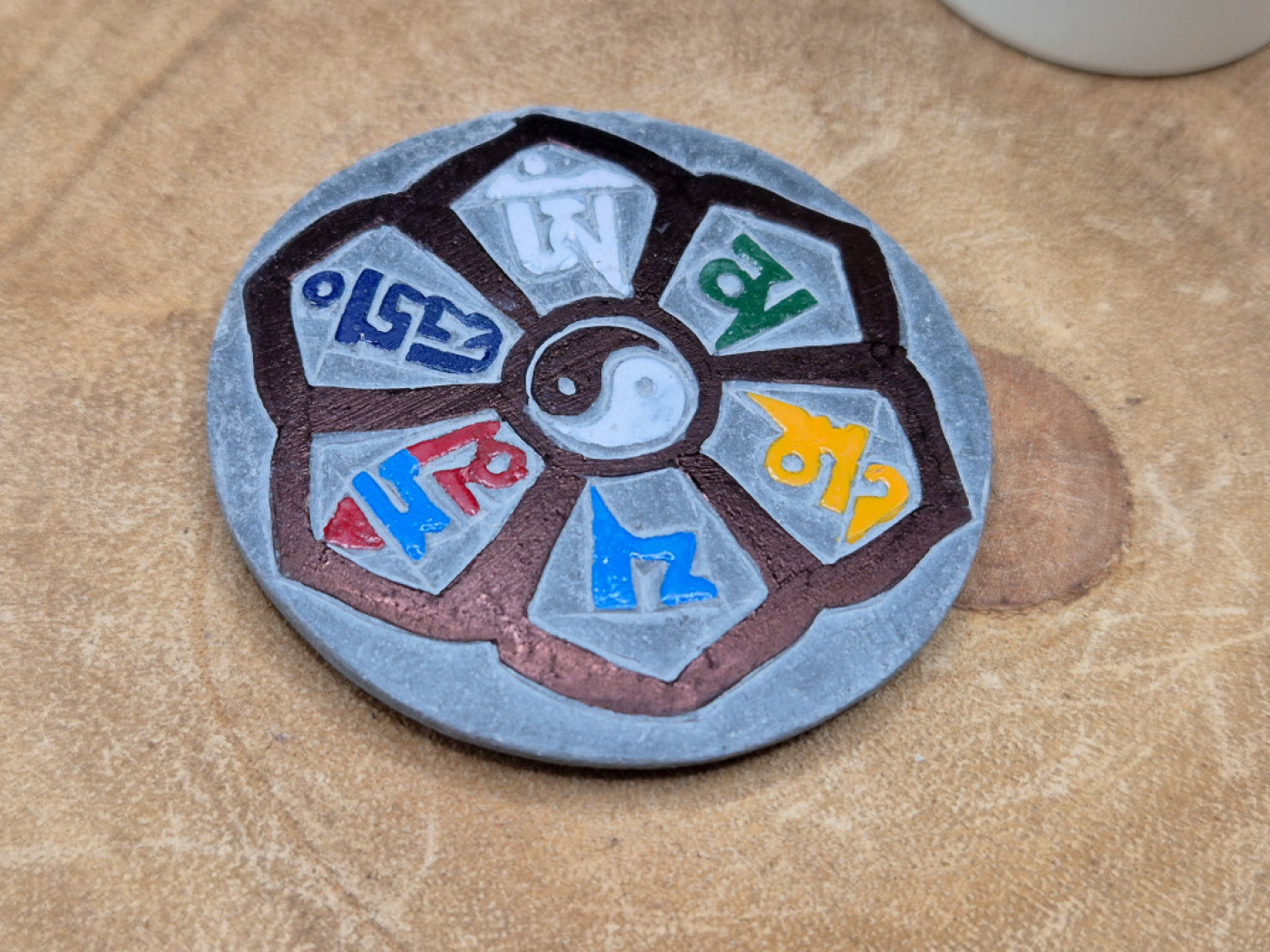 Handbemalter Schiefer-Magnet mit Mantra, Ø ca. 6 cm