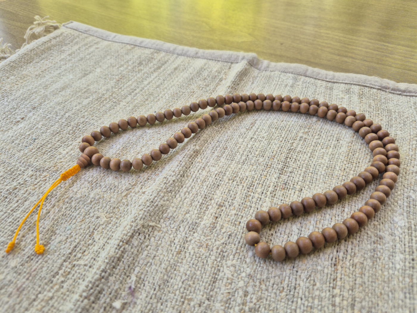 Sandelholz Mala-Gebetskette mit 108+1 Perlen, handgefertigt in Nepal