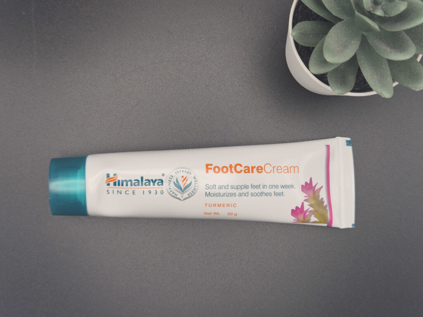 Himalaya FootCare Cream – ayurvedische Fußpflegecreme mit Kurkuma, Bockshornklee, Honig und Salbaum für trockene und beanspruchte Füße, 50 g.