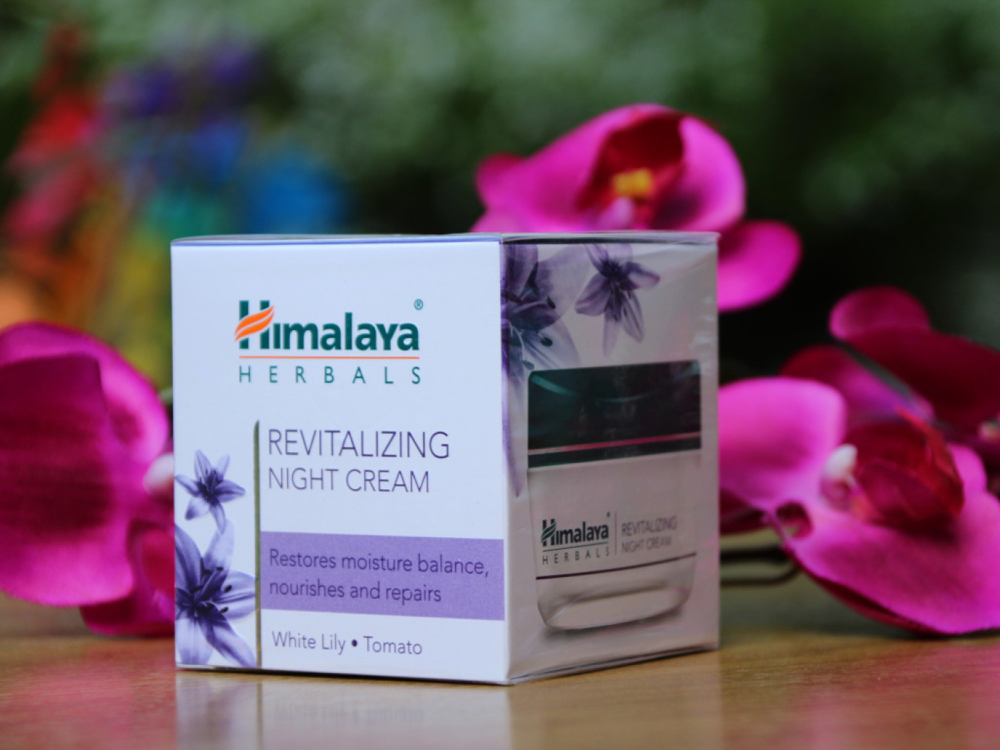 Himalaya Revitalizing Night Cream – revitalisierende Nachtcreme mit Weißer Lilie und Tomatenextrakt für die tägliche Gesichtspflege, 50 g.