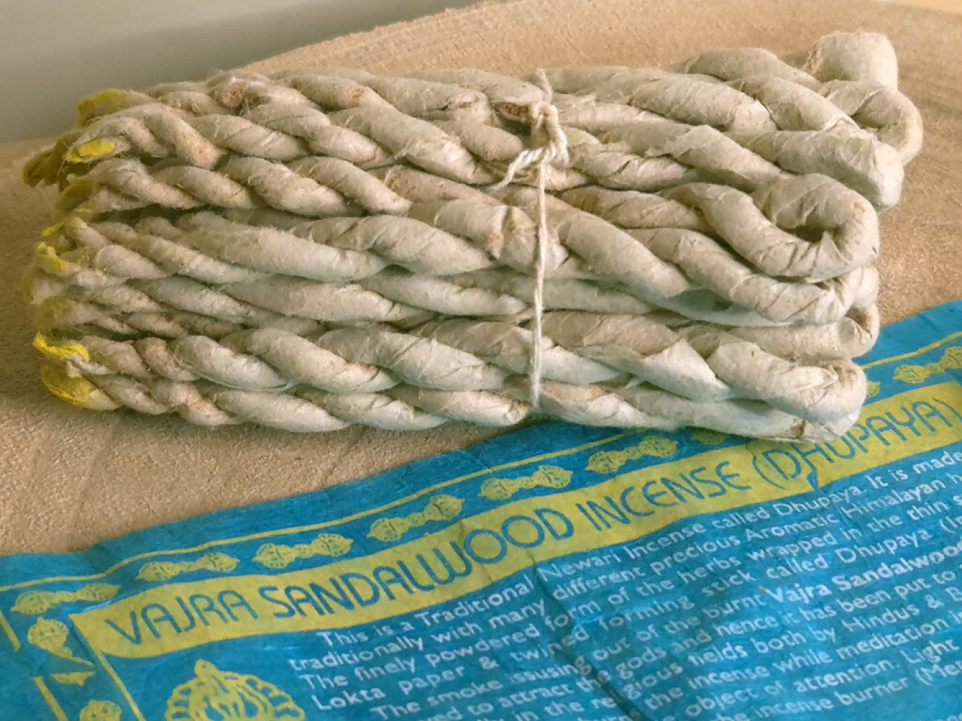 Vajra Sandalwood – traditionelle Räucherschnüre von Lovely Incense aus Nepal.
