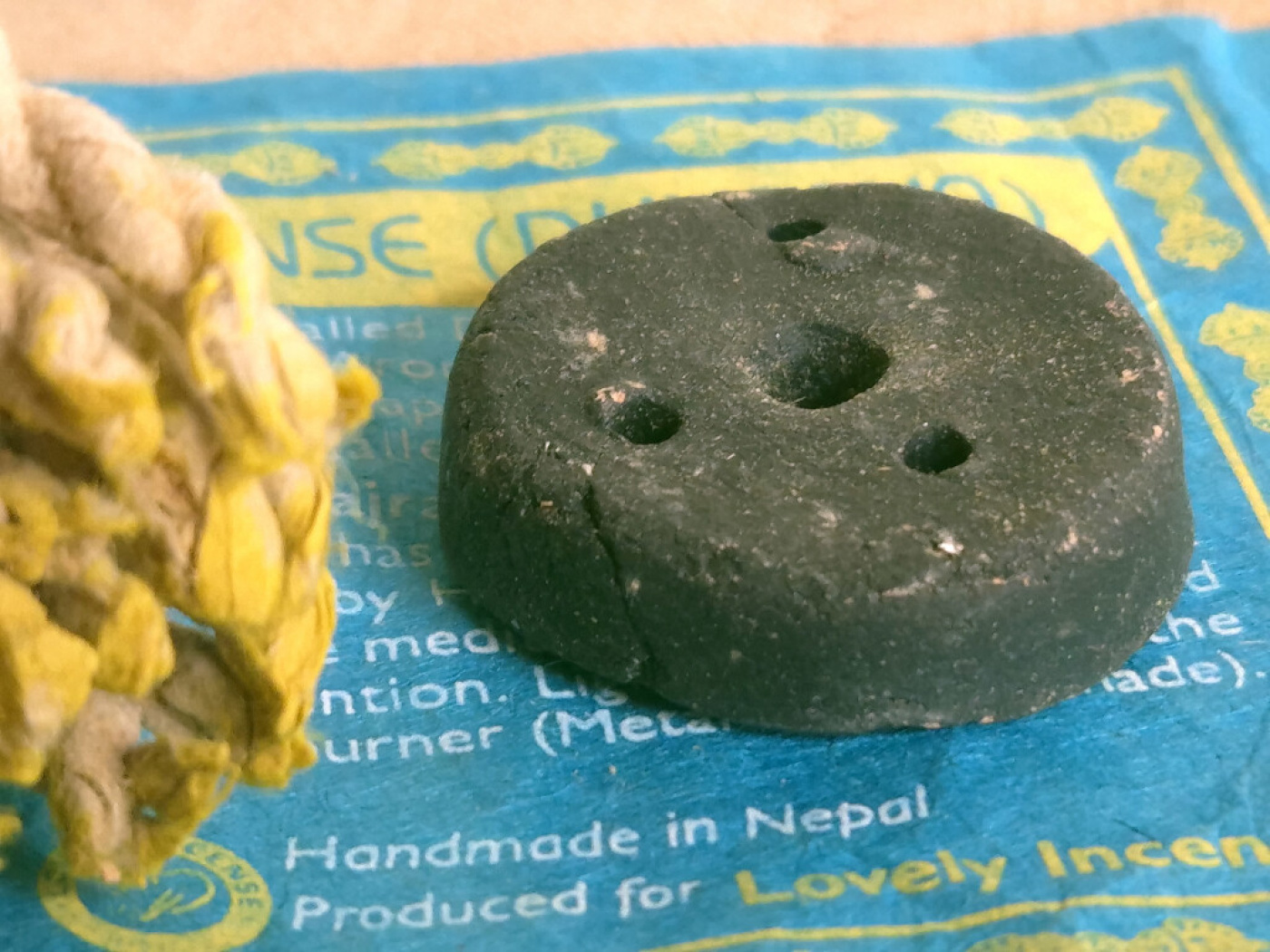 Vajra Sandalwood – traditionelle Räucherschnüre von Lovely Incense aus Nepal.