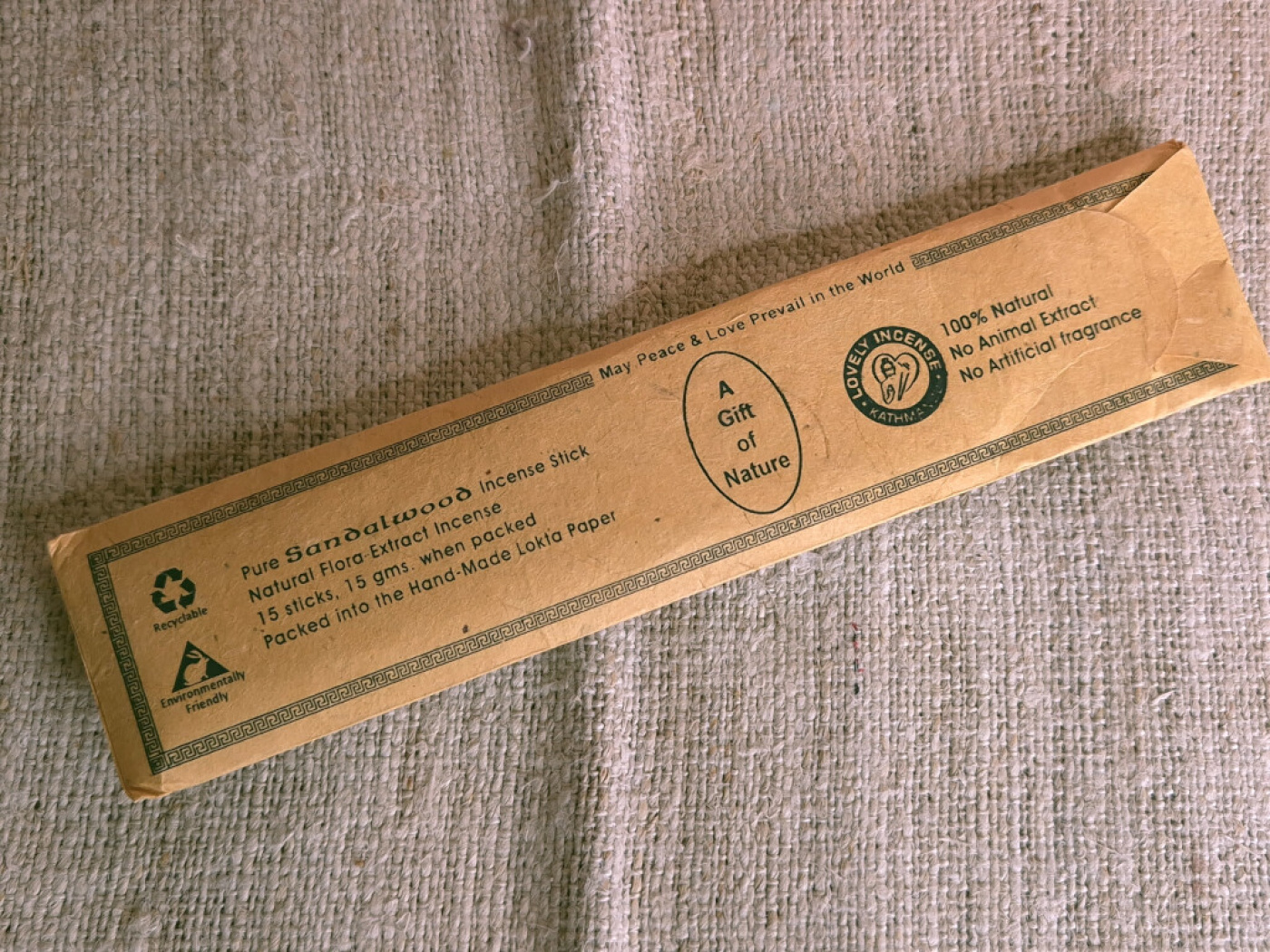 Räucherstäbchen Sandelholz – mit Holzträger, handgefertigt in Nepal, Lokta-Verpackung