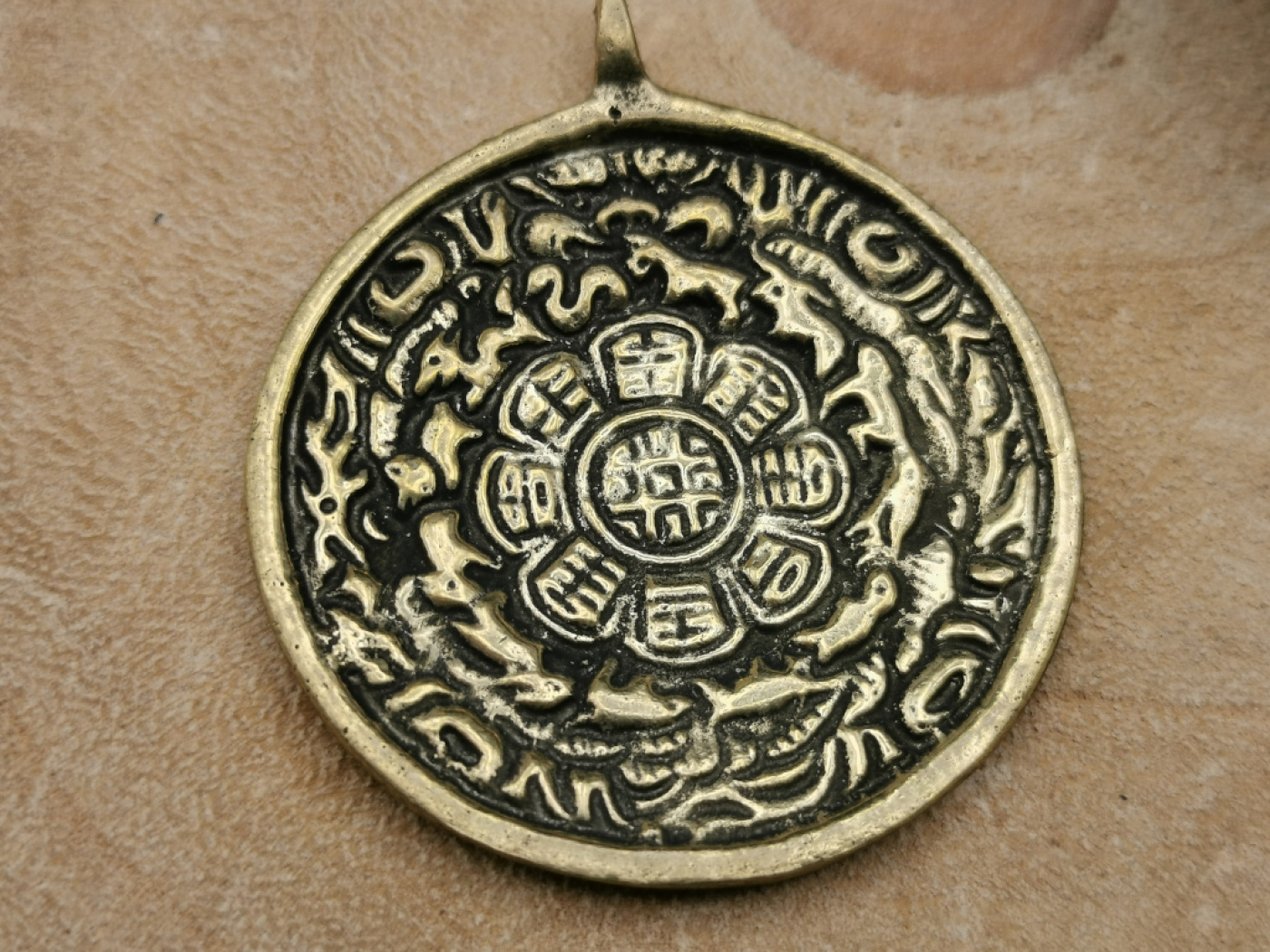 Tibetischer Kalender | Melong Spiegel Amulett aus Messing | ca. 4 cm ...