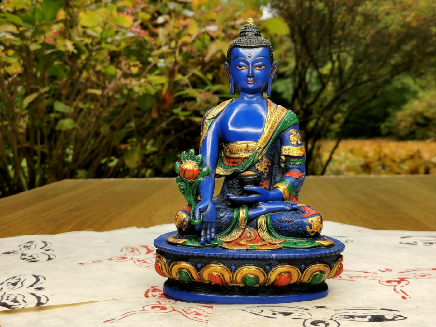 Handbemalte Medizin-Buddha-Statue aus blauem Resin auf verziertem Lotossockel, gefertigt in Nepal