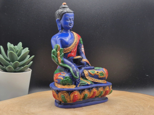 Handbemalte Medizin-Buddha-Statue aus blauem Resin mit goldrotem Gewand auf verziertem Lotossockel, gefertigt in Nepal