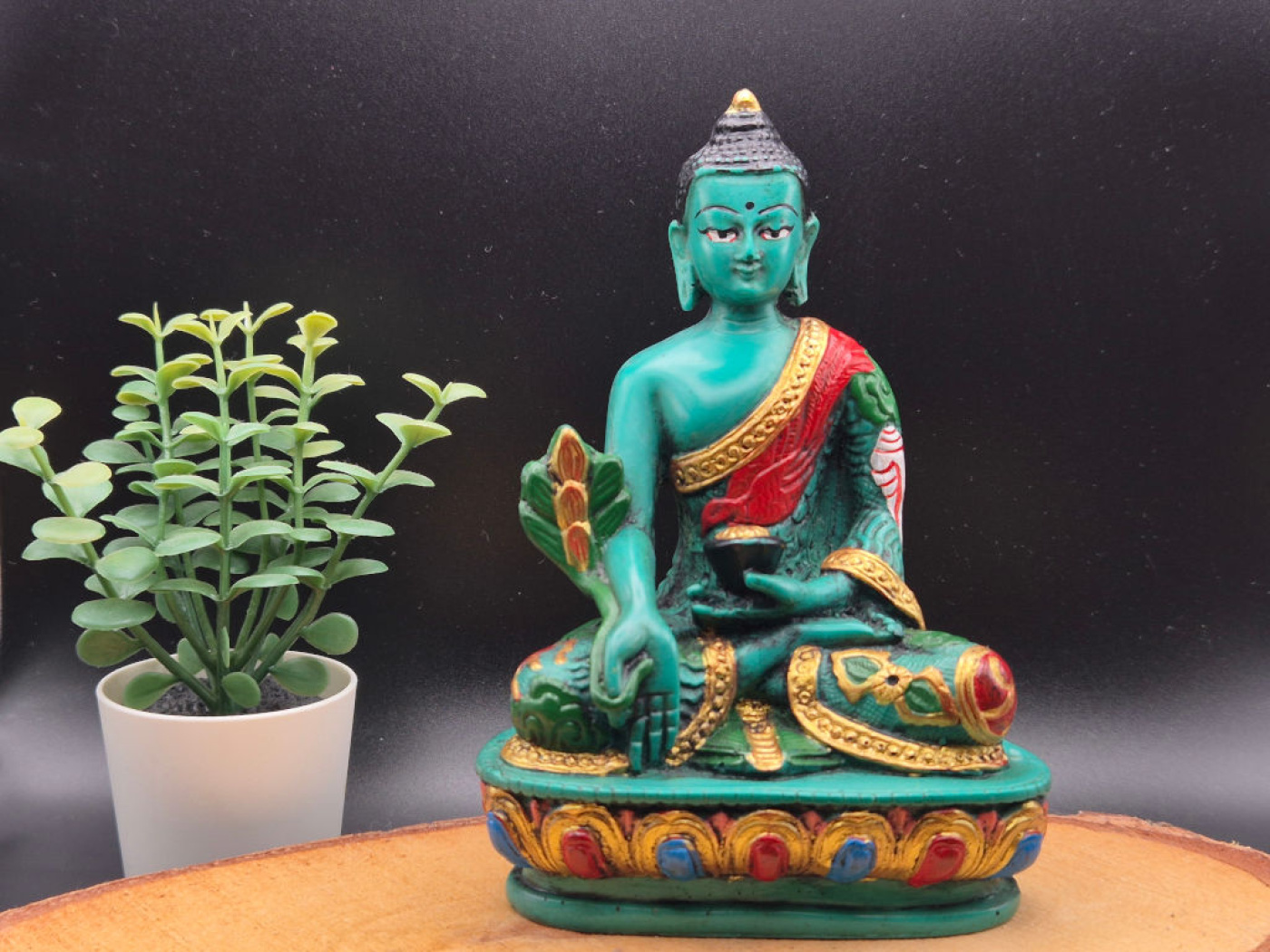 Handbemalte Medizin Buddha Statue aus Resin aus Nepal mit Heilpflanze und Almosenschale