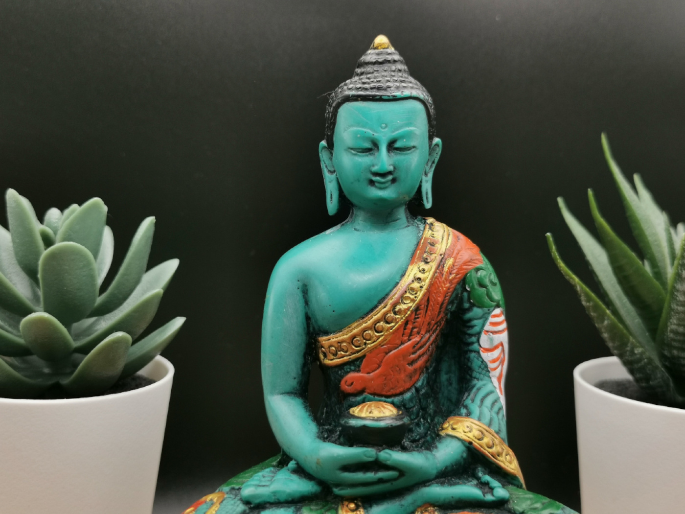 Meditierender Buddha aus Resin | Handbemalt, ca. 13cm, Gießharz