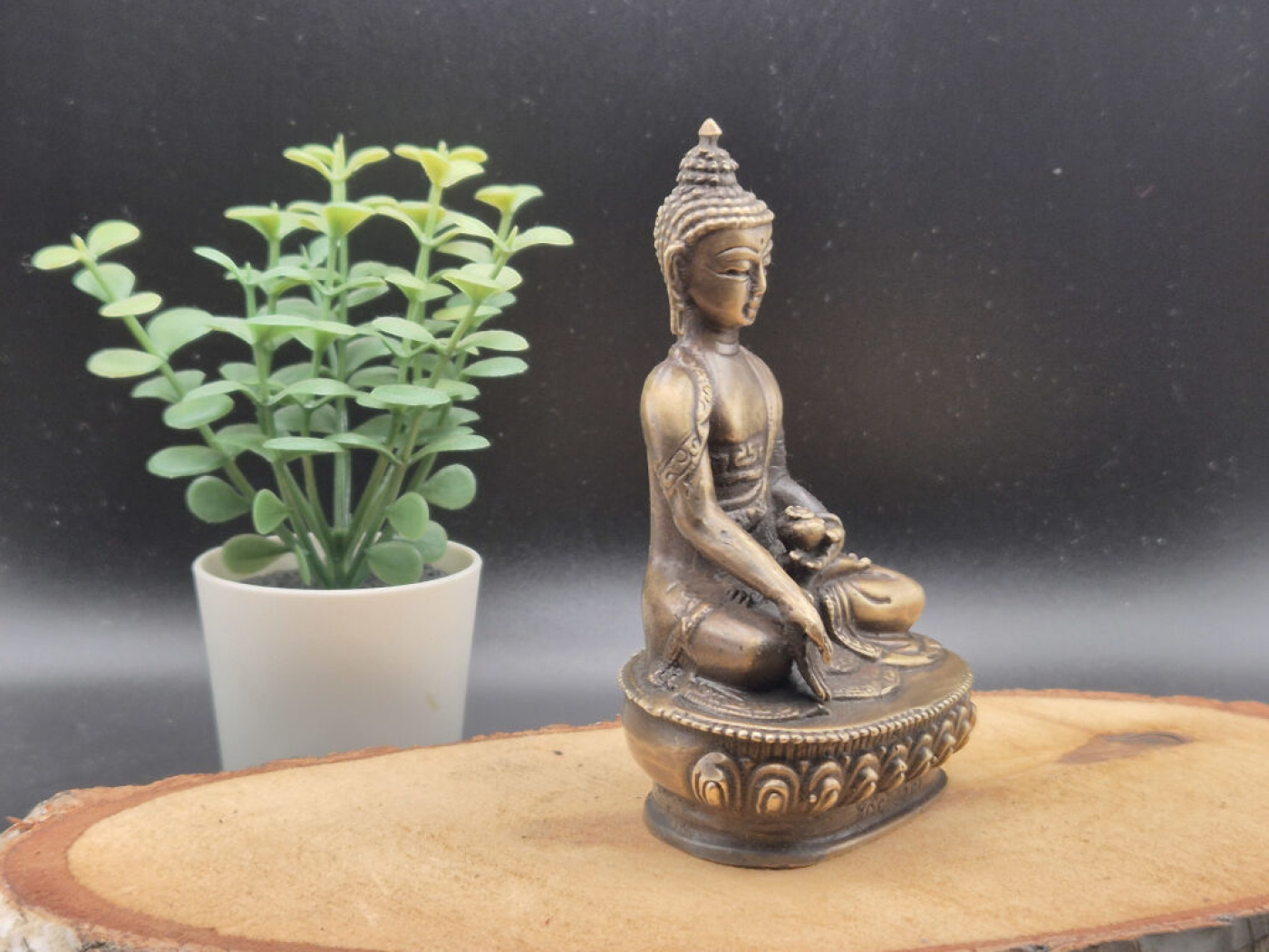 Segnender Buddha mit silberfarbener Oberfläche | ca. 11 cm | Handgefertigt in Nepal