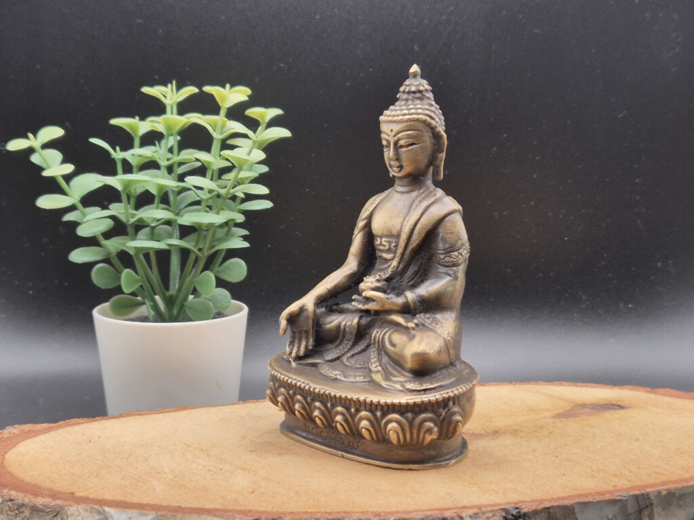 Segnender Buddha mit silberfarbener Oberfläche | ca. 11 cm | Handgefertigt in Nepal