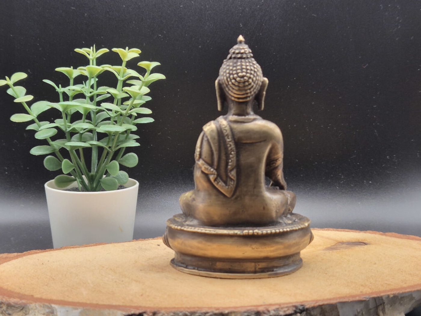 Segnender Buddha mit silberfarbener Oberfläche | ca. 11 cm | Handgefertigt in Nepal