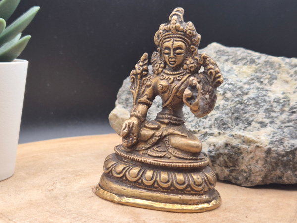 Fein gearbeitete Statue der White Tara aus Messing, ca. 7,5 cm hoch, ca. 230 g schwer. Symbol für Mitgefühl und Reinheit.