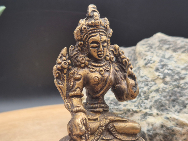 Fein gearbeitete Statue der White Tara aus Messing, ca. 7,5 cm hoch, ca. 230 g schwer. Symbol für Mitgefühl und Reinheit.