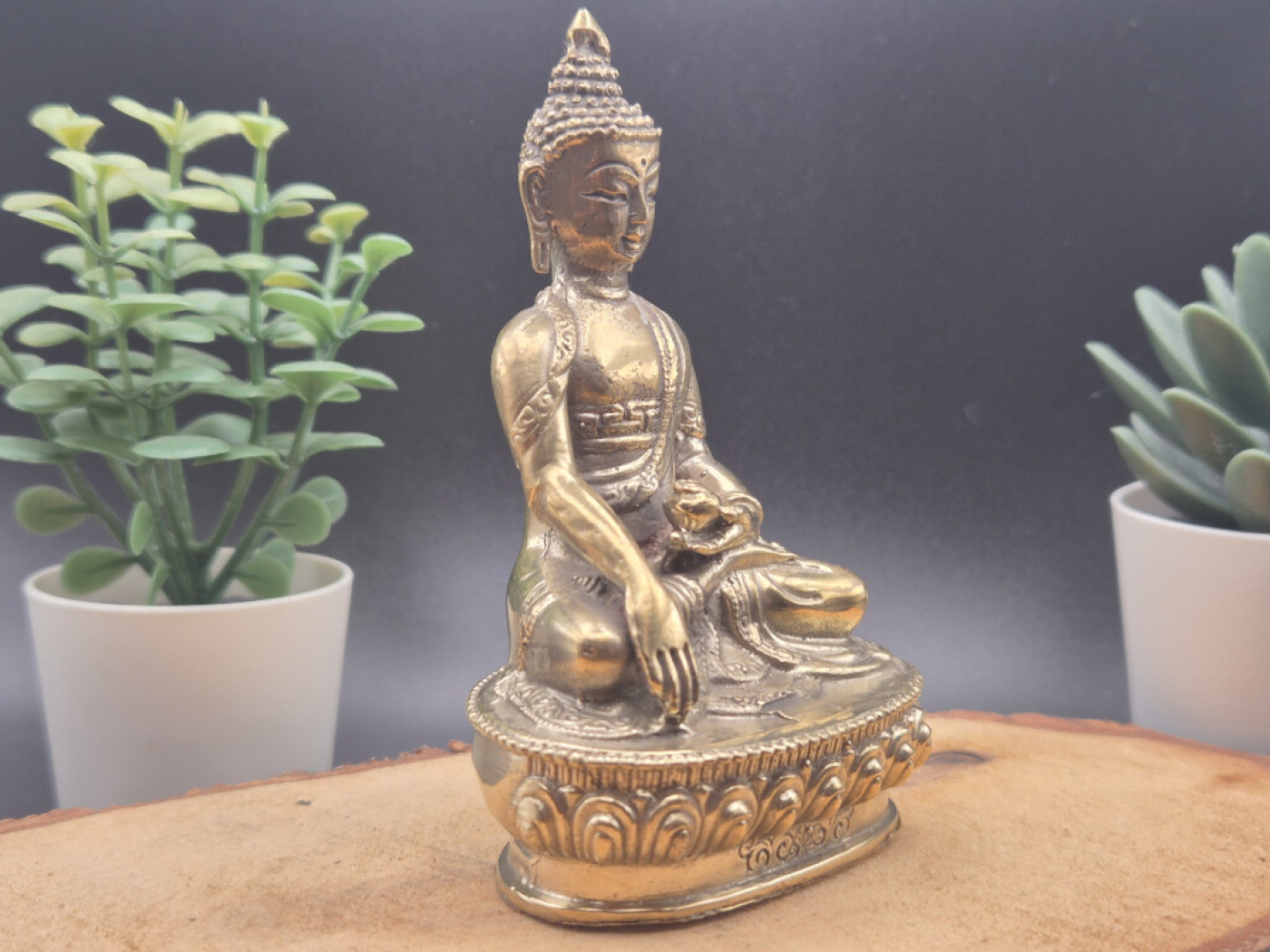 Erdender Buddha aus Messing | Lotussockel | ca. 9 cm