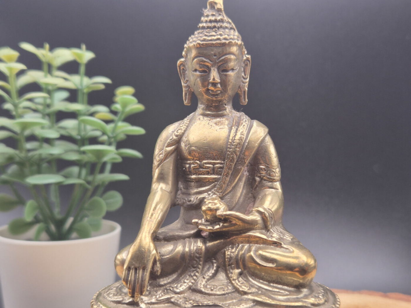 Erdender Buddha aus Messing | Lotussockel | ca. 9 cm
