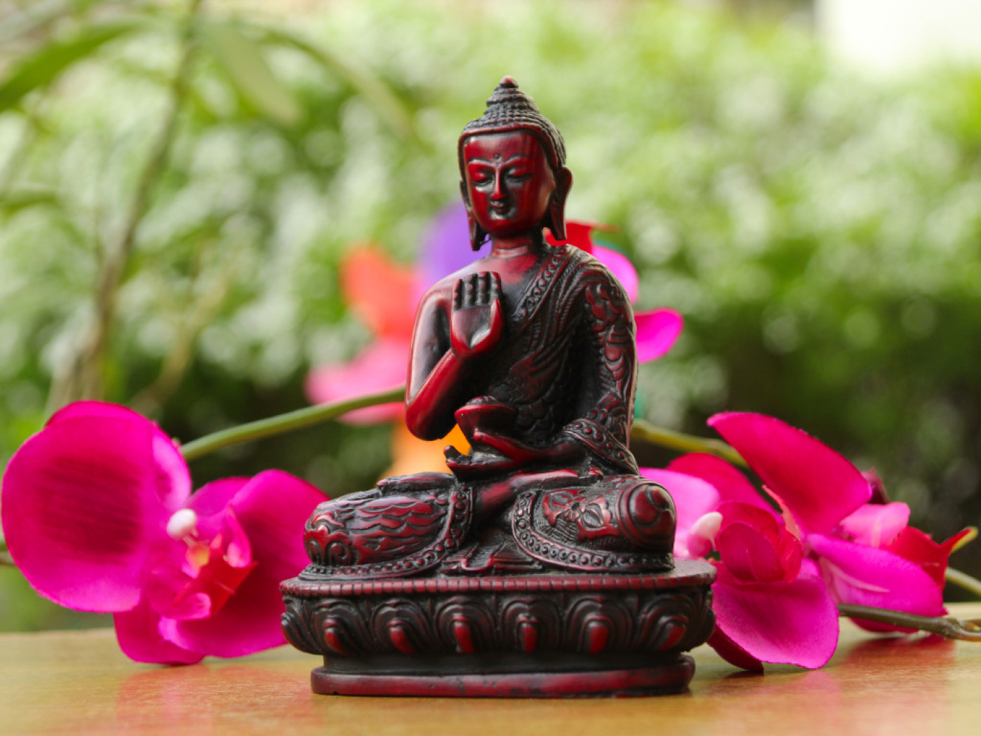 Beschützer Buddha Statue aus Resin mit Abhaya Mudra