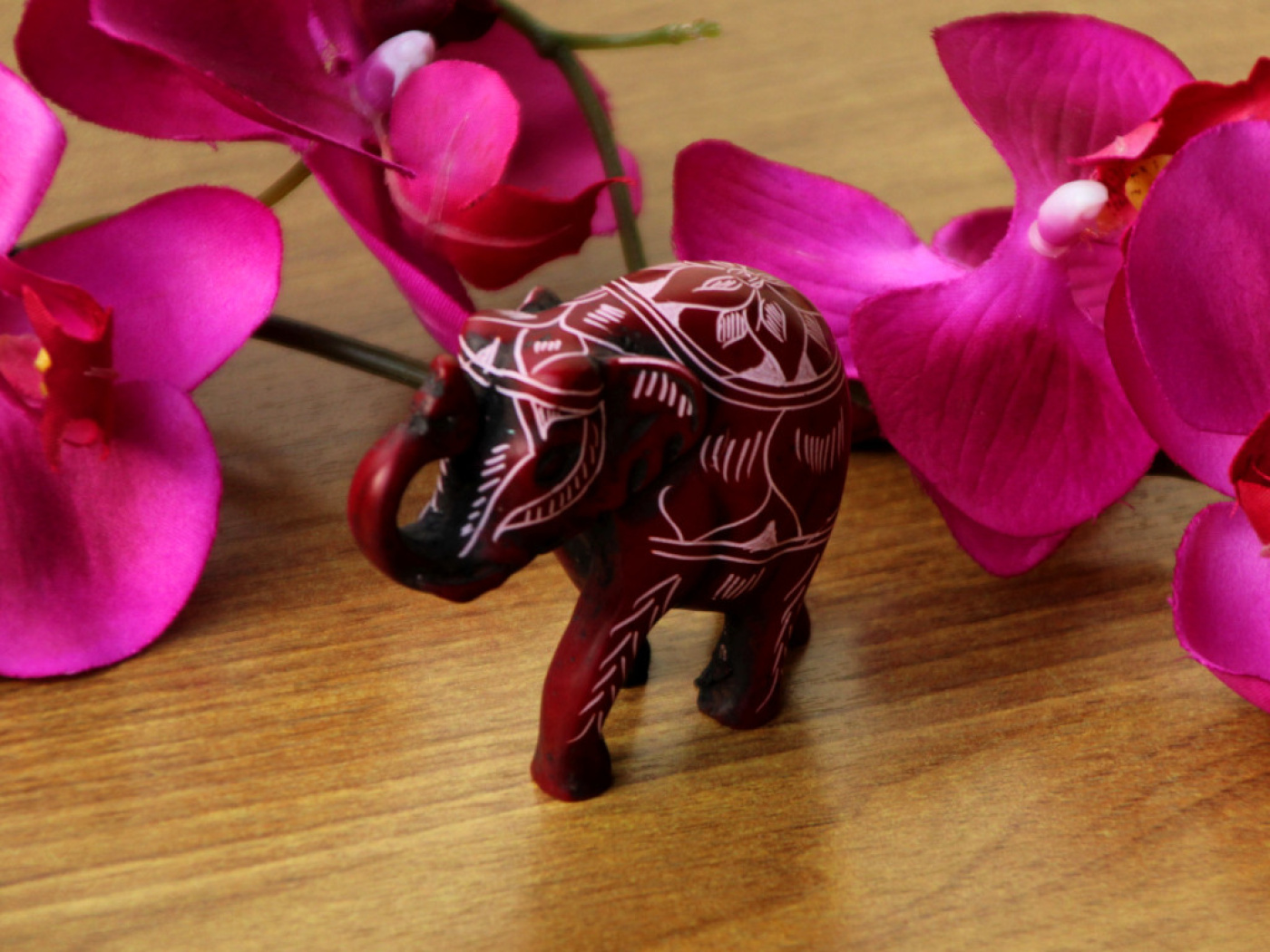 Kleiner Elefant aus Resin mit geschnitztem Design