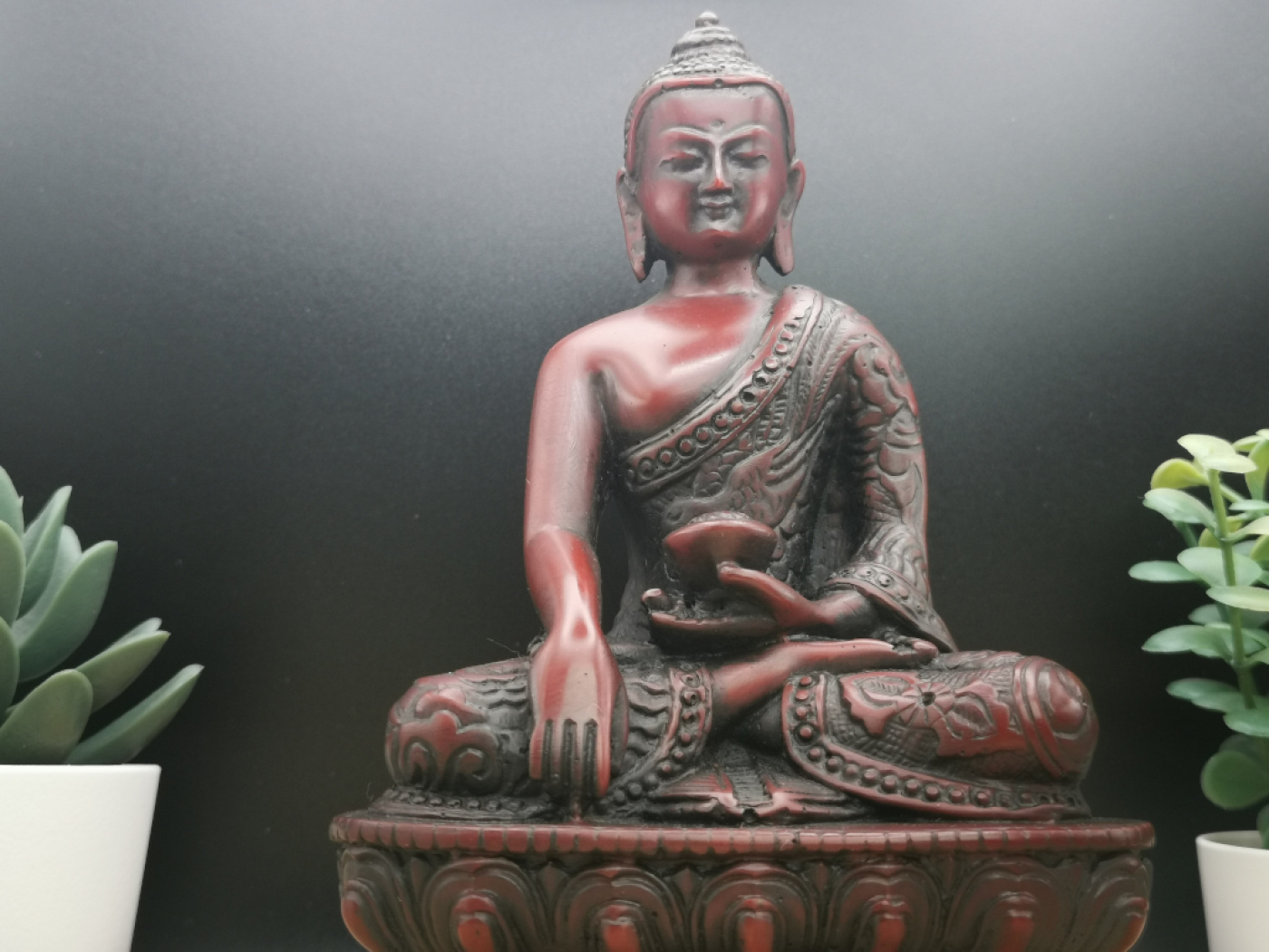 Erdender Buddha aus Resin mit Bhumisparsha Mudra