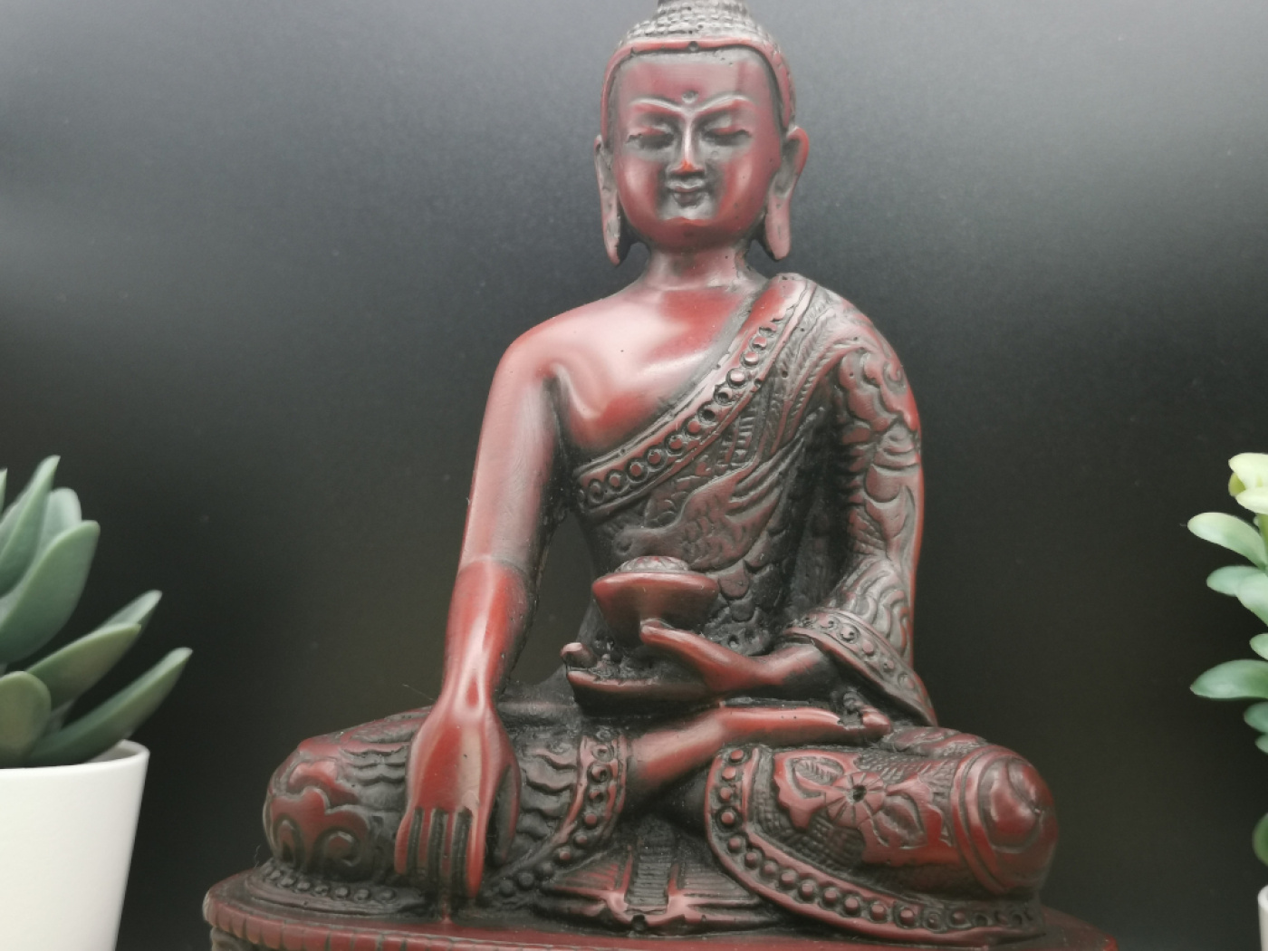 Erdender Buddha aus Resin mit Bhumisparsha Mudra