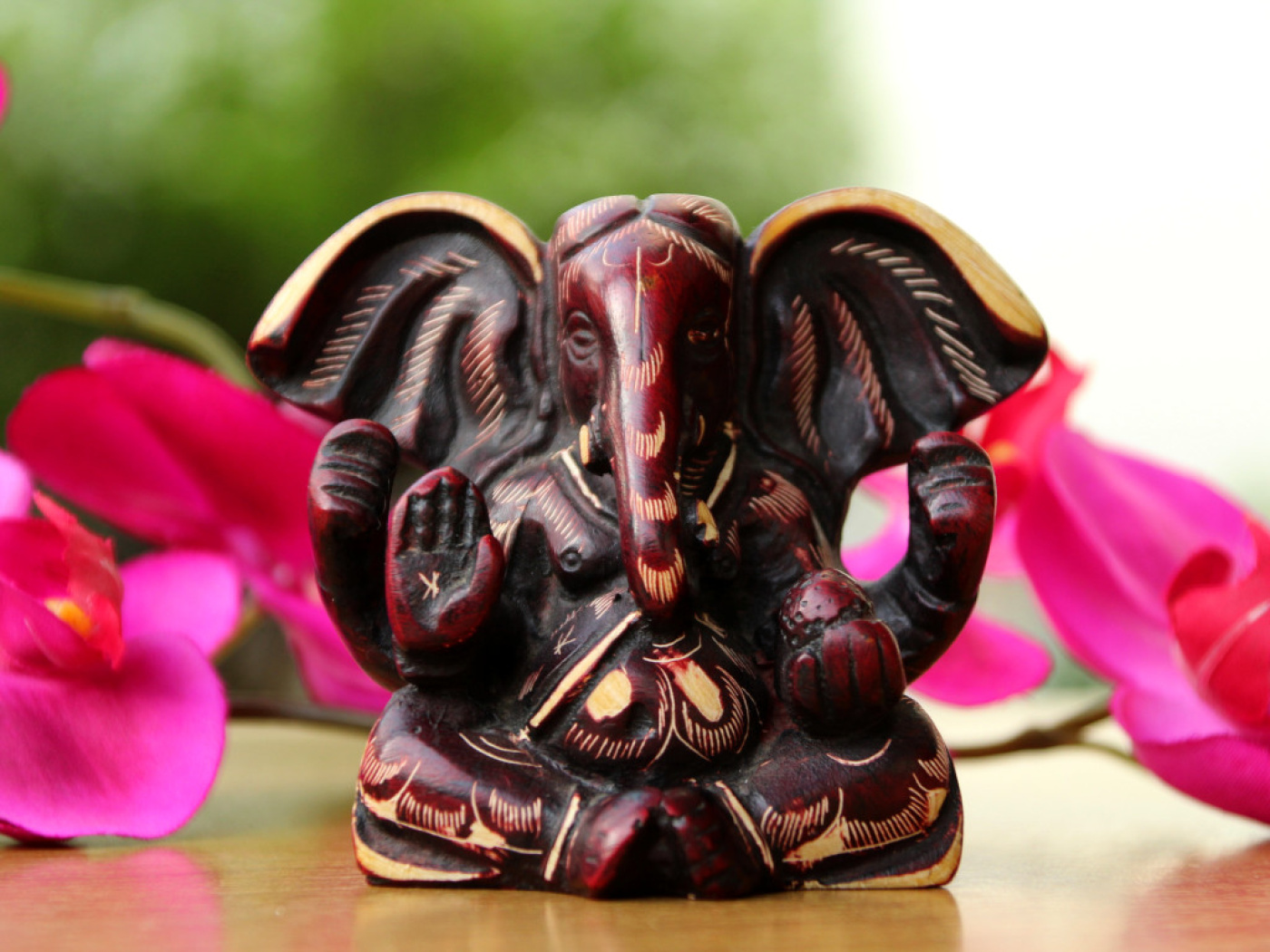 Ganesh Figur aus Resin mit geschnitztem Design