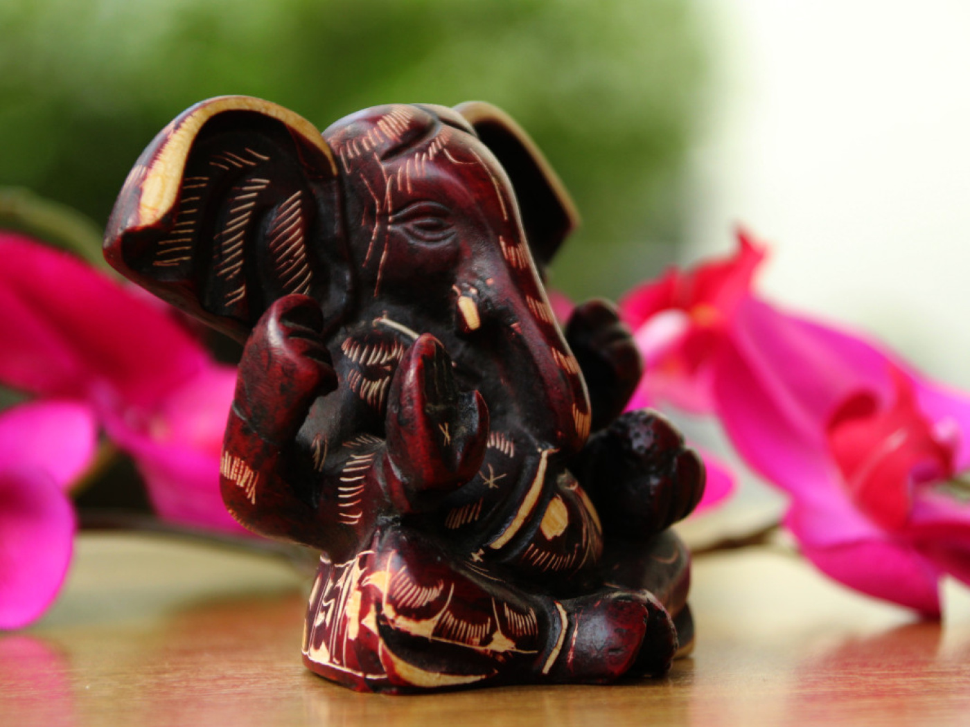 Ganesh Figur aus Resin mit geschnitztem Design