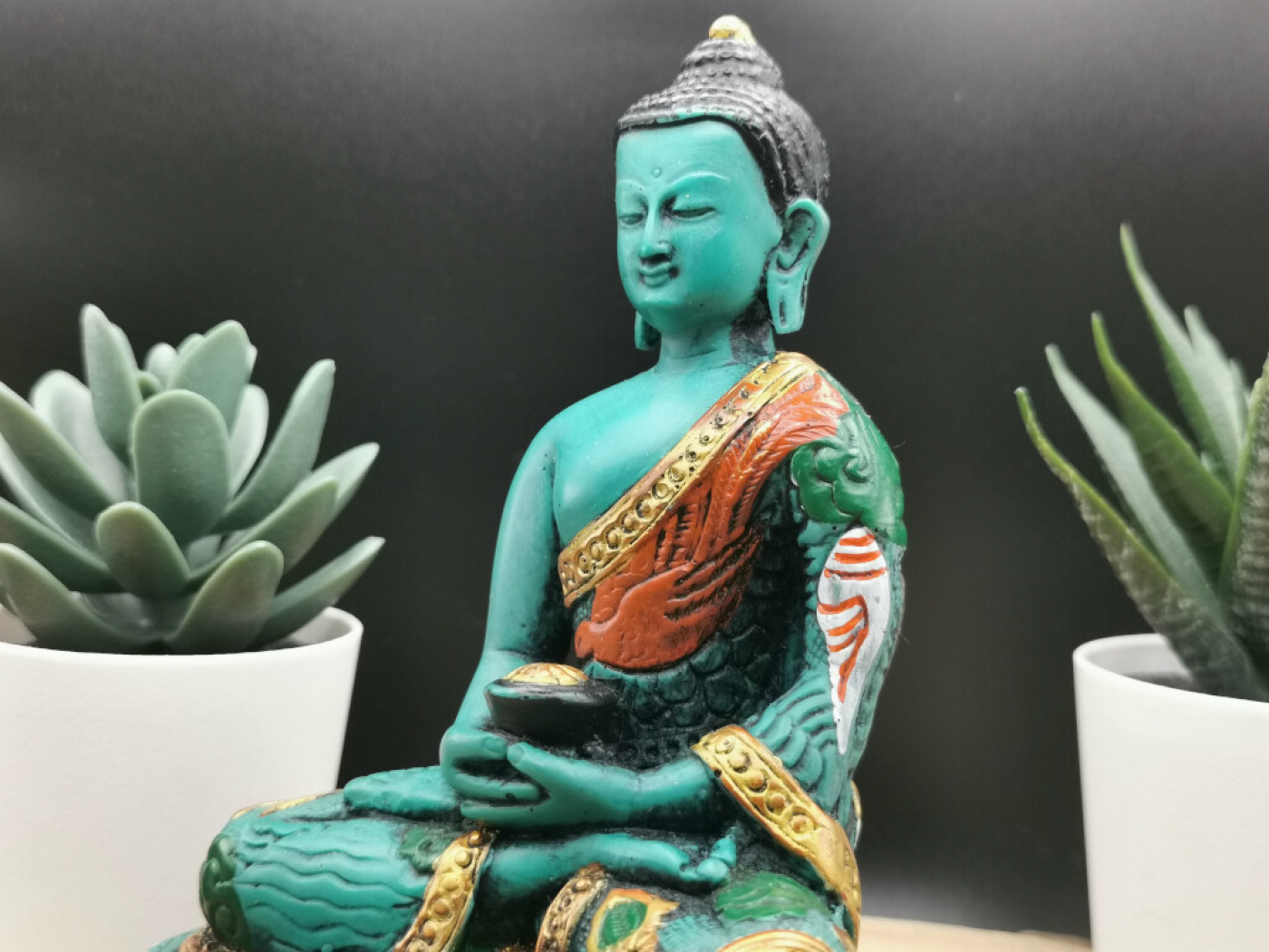 Meditierender Buddha aus Resin handbemalt in Blaugrün