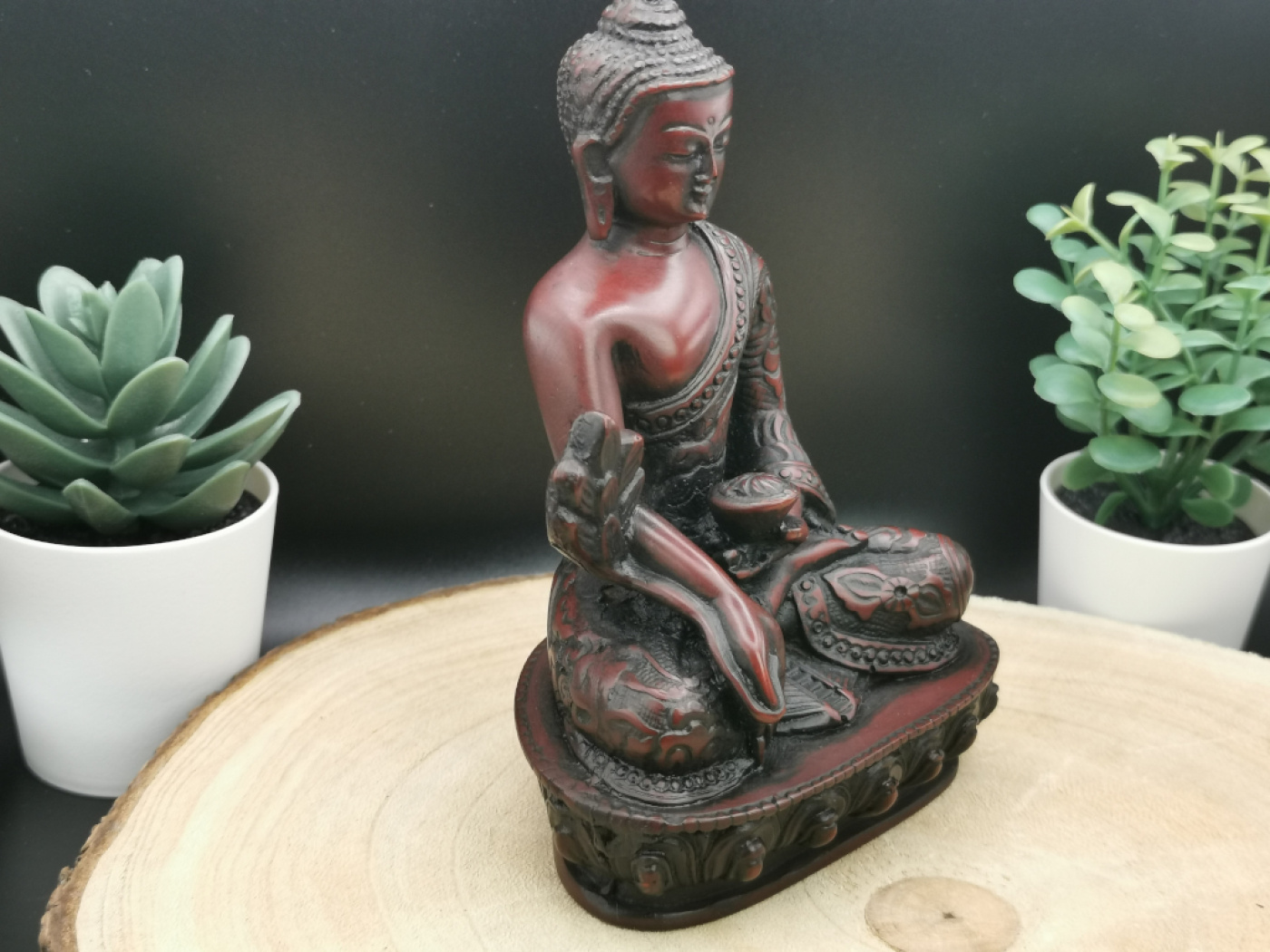 Medizin Buddha aus Resin in Dunkelrot und Schwarz