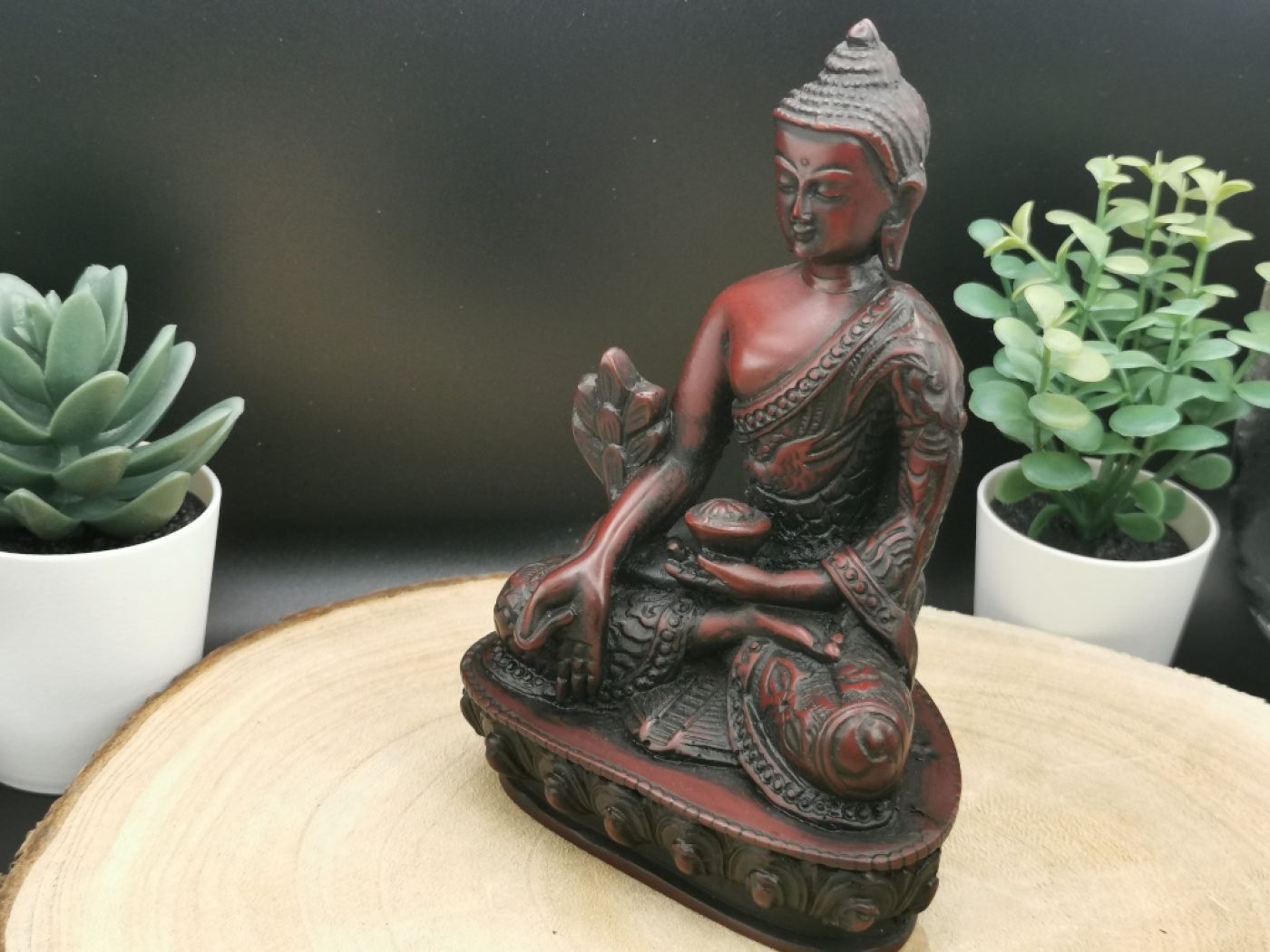 Medizin Buddha aus Resin in Dunkelrot und Schwarz