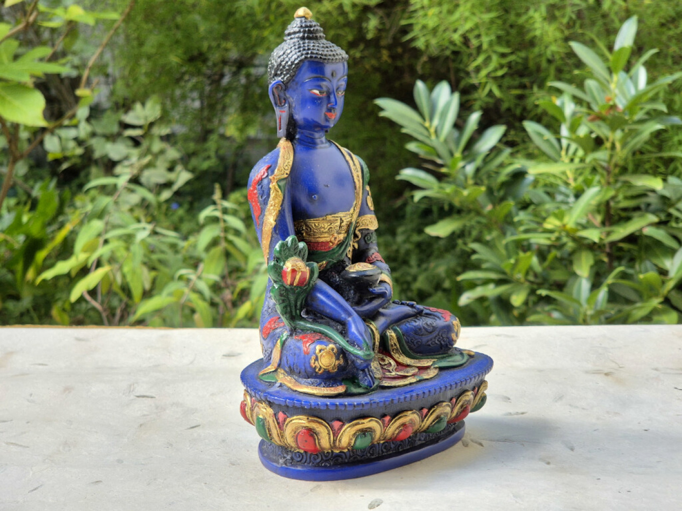Handbemalte Medizin-Buddha-Statue aus blauem Resin auf verziertem Lotossockel, gefertigt in Nepal