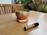 Traditionelle Klangschale - (ca. 650g / ca. 14-15cm / matt-gold / geschmiedet / Kissen wählbar)