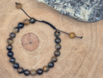 Armband aus Tigerfalkenauge | Handgefertigt in Nepal | Exklusive Steinvariante mit schimmerndem Glanz